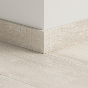 Плинтус ПВХ прямой для LVT Pergo PGVSK40230 Хюгге белый 2400х12х58 в интерьере