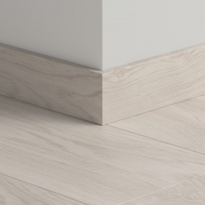 Плинтус ПВХ прямой для LVT Pergo PGVSK40036 Дуб мягкий серый 2400х12х58 в интерьере