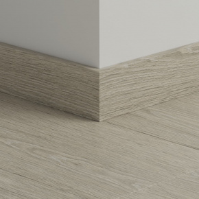 Плинтус ПВХ прямой для LVT Pergo PGVSK40015 Дуб дворцовый серый теплый 2400х12х58 в интерьере