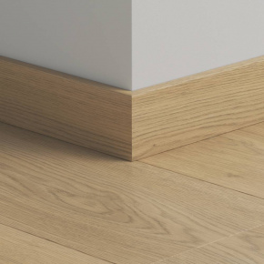 Плинтус ПВХ прямой для LVT Pergo PGVSK40215 Норвежский дуб бежевый 2400х12х58 в интерьере