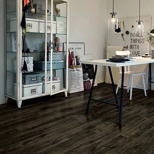 Плитка ПВХ Pergo Modern Plank Glue V3231-40091 Дуб Сити черный 1515*217*2,5 (3,616) в интерьере